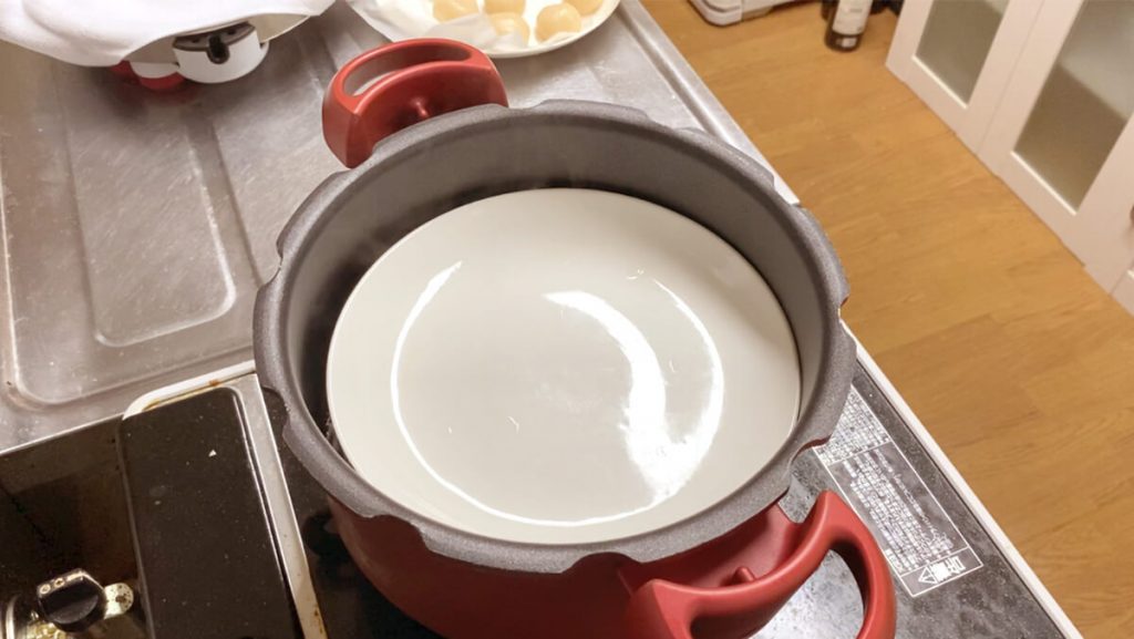 お鍋とお皿2枚で蒸し器